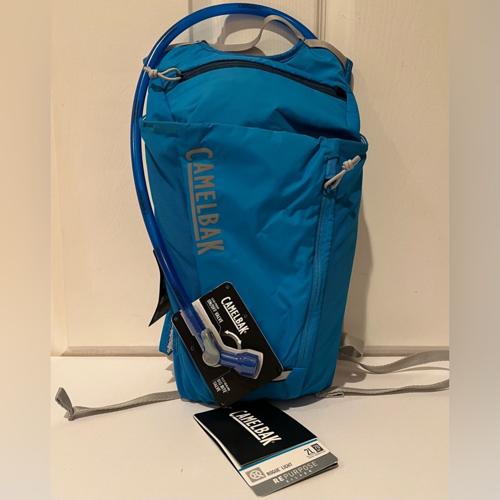 NWT - CAMELBAK Rogue Light 70oz. Hydration Pack - Repurpose Silver - Blue - Picture 4 of 11